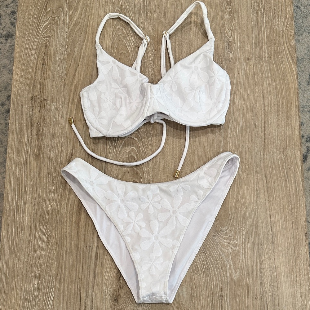Kenny flowers THE SANTORINI WHITE FLORAL JACQUARD set 2 for $20